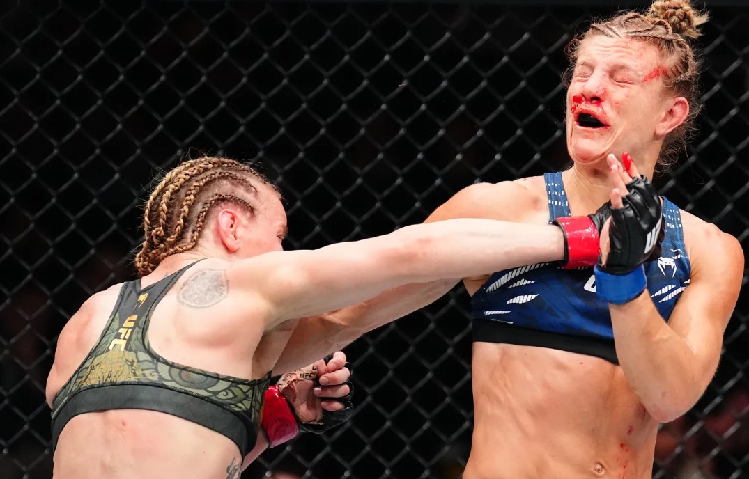 Valentina Shevchenko lontarkan hook kanan ke wajah Manon Fiorot. (Chris Unger/Zuffa LLC)