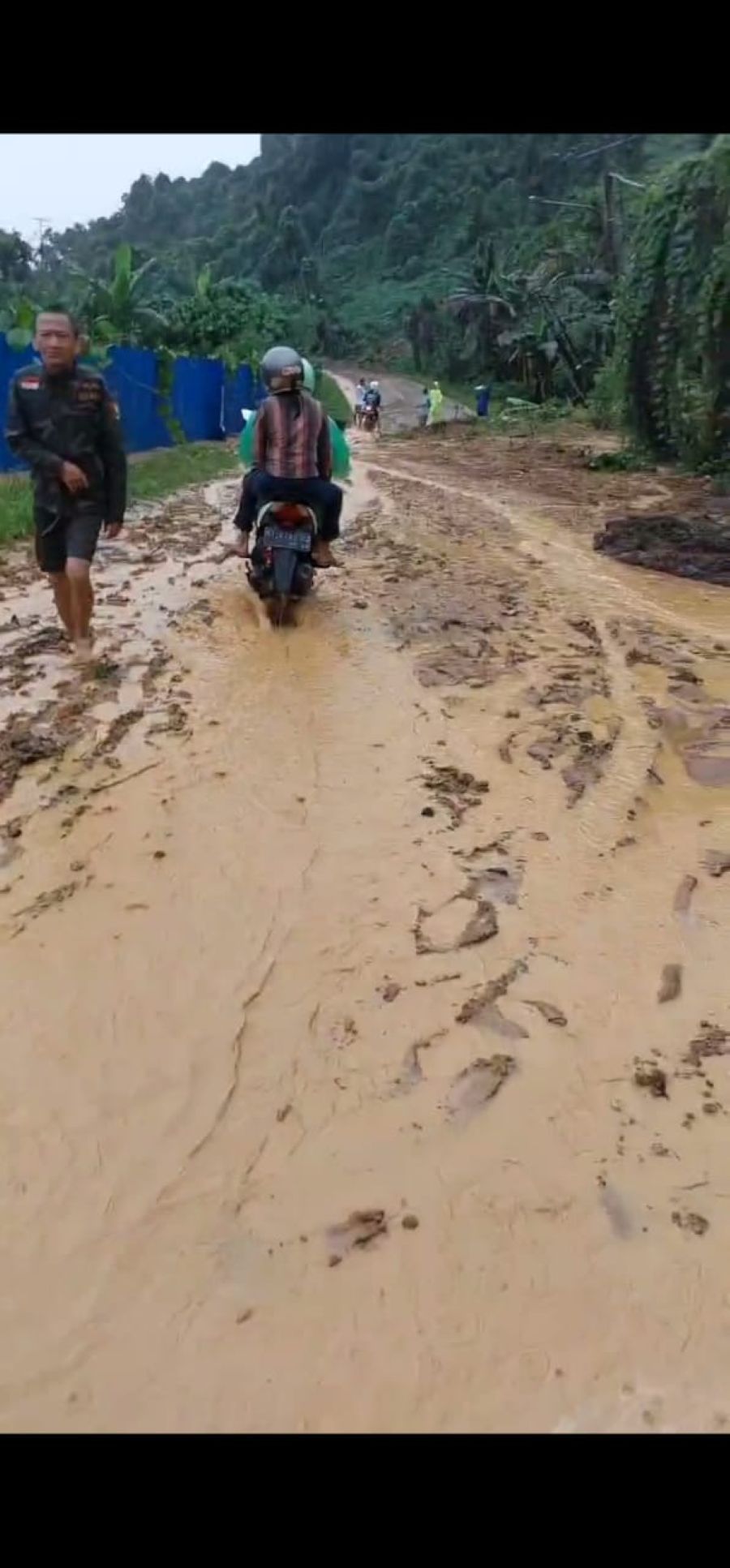 Hujan membuat jalan Tenggarong-Loa Janan longsor.