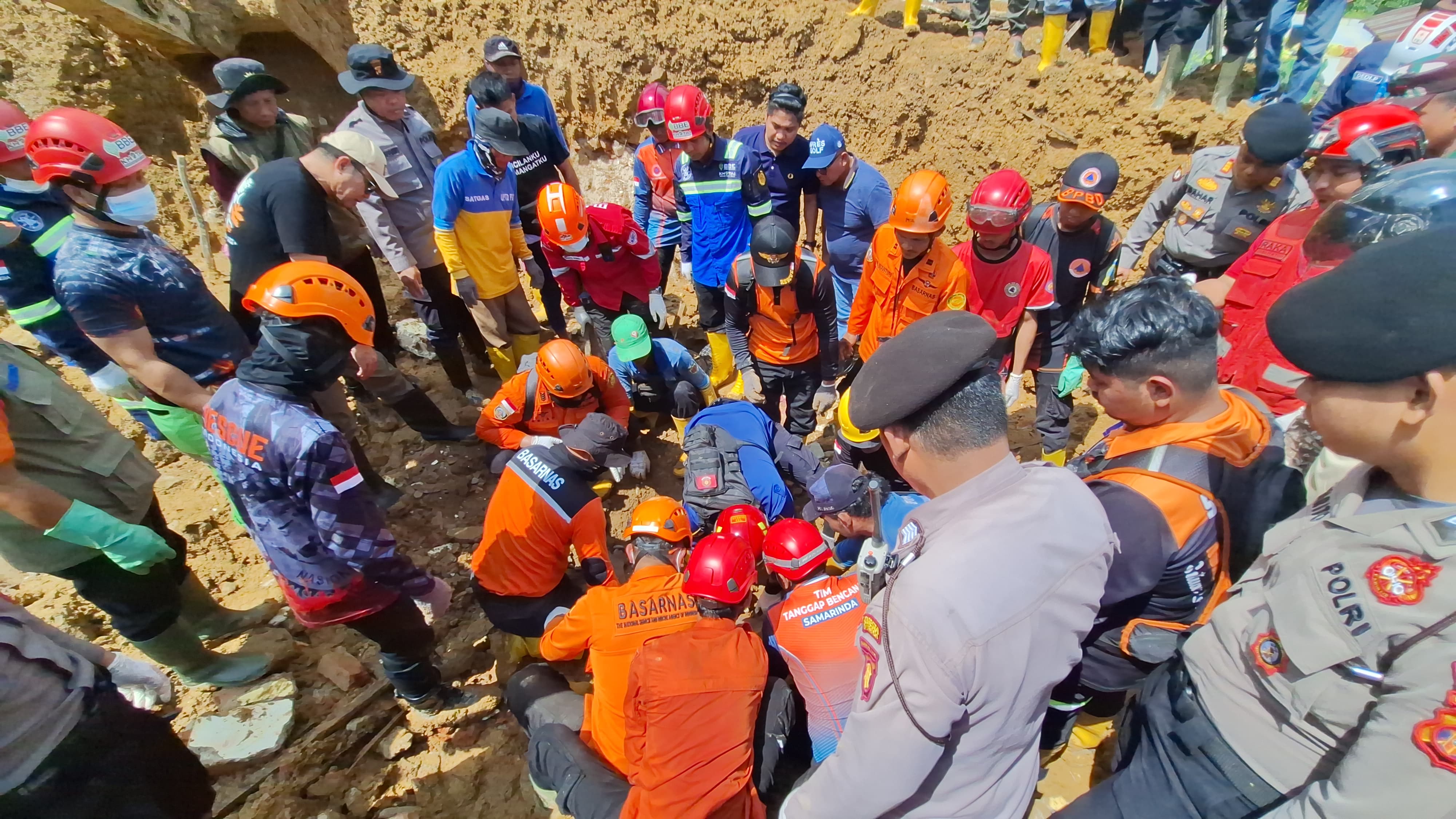 Evakuasi korban longsor di Samarinda.