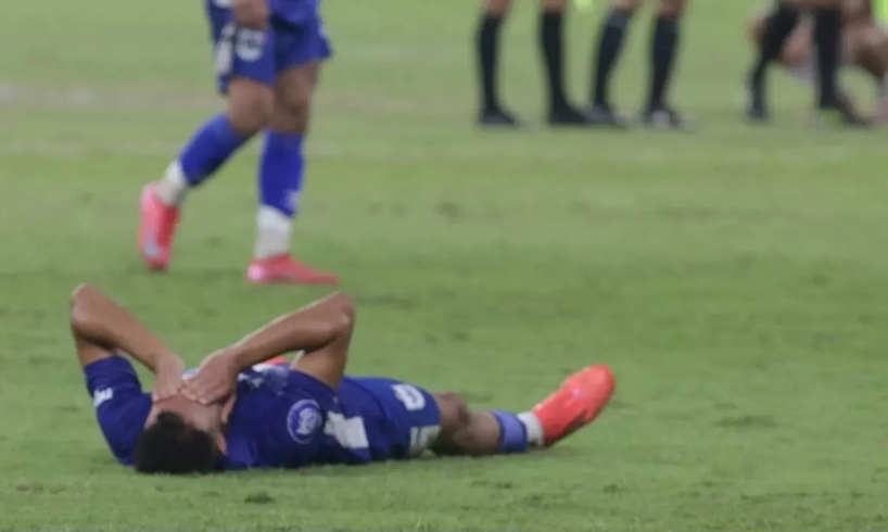 TAK BERDAYA: Pemain PSIS, Gali Freitas menyesali kekalahan timnya atas PSS dan berdampak apda terdegradasinya PSIS ke Liga 2. (Nur Chamim/Jawa Pos Radar Semarang)