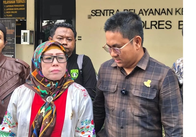 Ketua DPD LPRI Provinsi Kalimantan Selatan, Syarifah Hayana (kiri) usai menghadiri pemeriksaan penyidik didampingi kuasa hukum Dr Muhammad Pazri, di Polres Banjarbaru Selasa (6/5/2025)