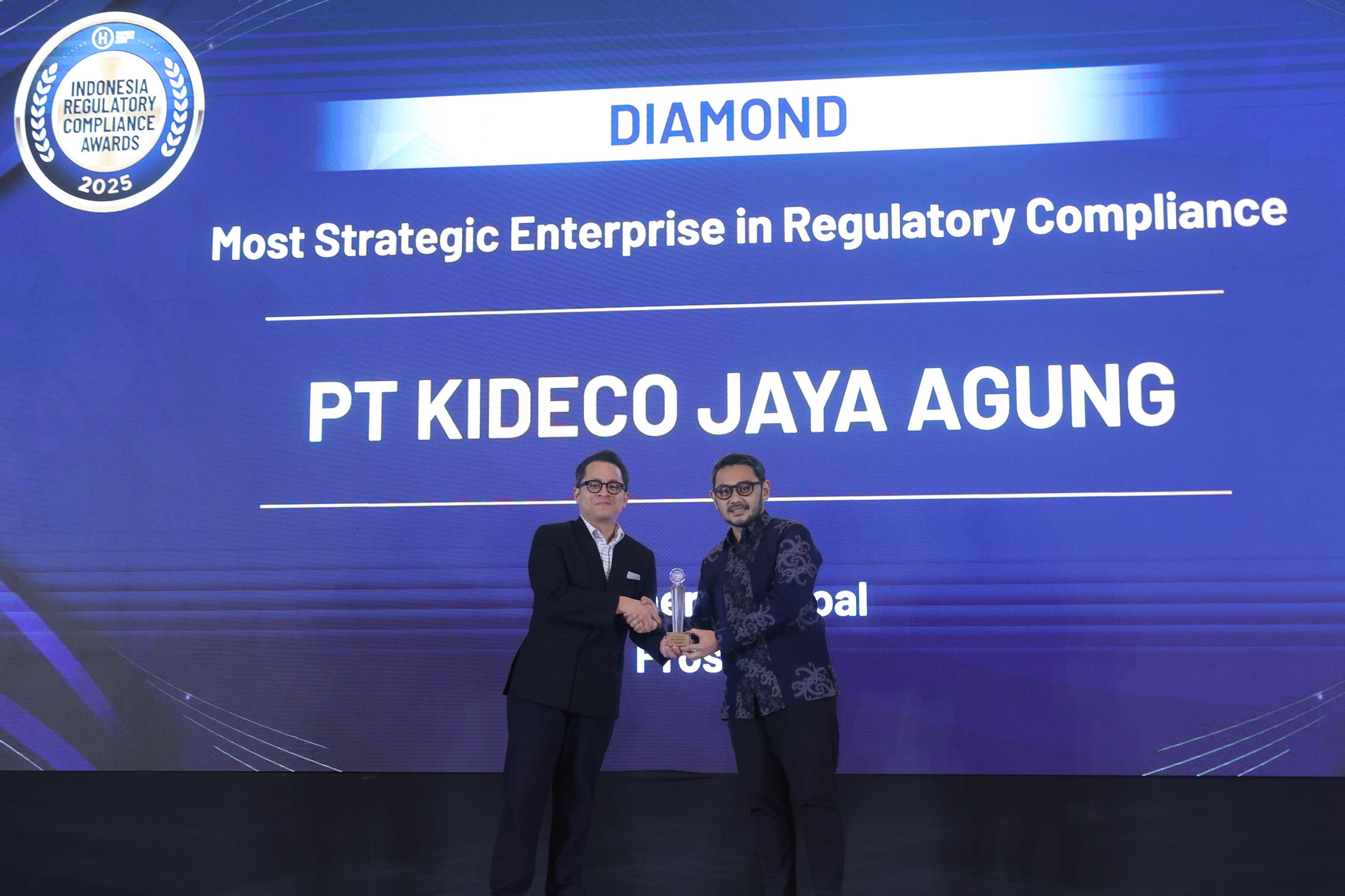 Penghargaan IRCA diberikan oleh Alvin Ambardy, Assegaf Hamzah & Partners, kepada Corporate Legal Dept. Head, Salman Al Faris (Dari Kiri ke Kanan).