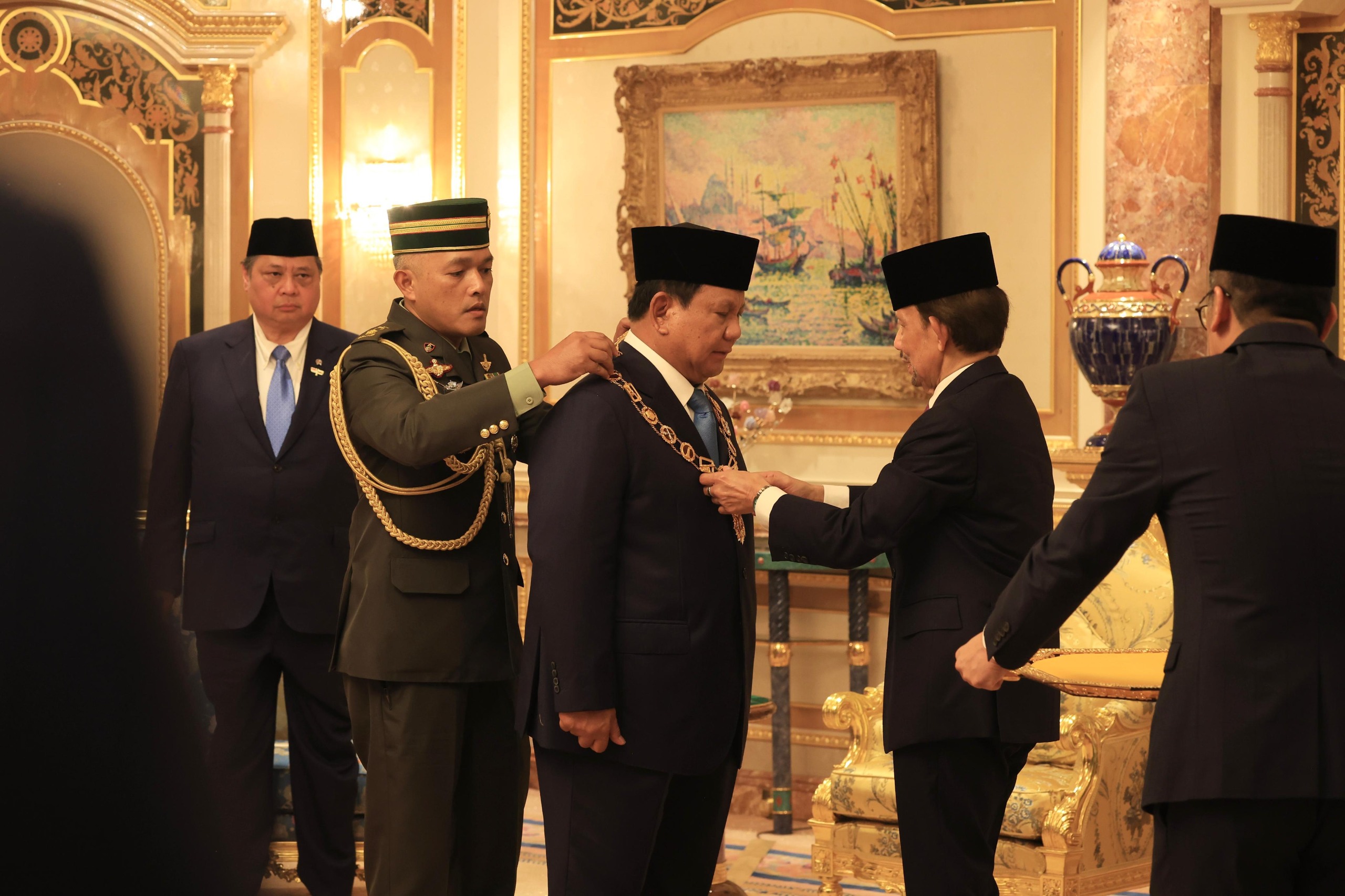 Prabowo saat disematkan bintang penghargaan oleh Sultan.