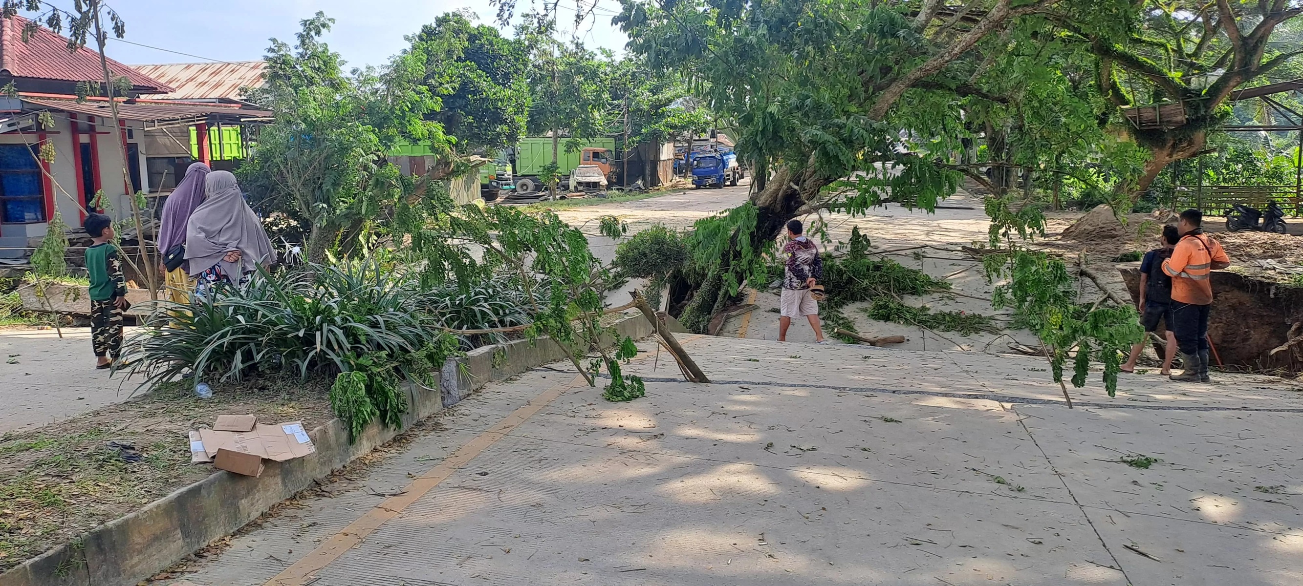 SEGERA DITANGANI: BBPJN yang merupakan kewenangan menangani perbaikan jalan putus di Jalan HAM RIfaddin, Loa Janan Ilir, dijadwalkan akan segera mendirikan jembatan bailey. (Kaltim Post)