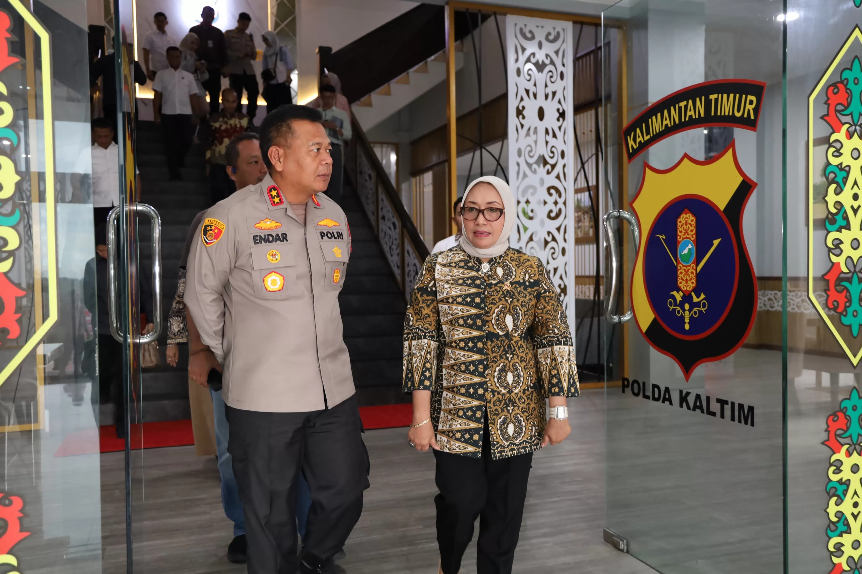 Menteri PPPA Arifah Fauzi dan Kapolda Kaltim&nbsp;Irjen Pol Endar Priantoro.(Humas KemenPPPA)