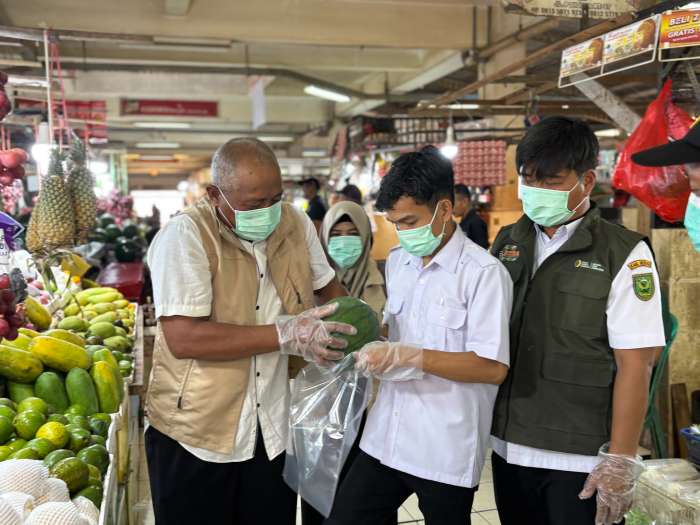 AKAN DIPERIKSA: Tim gabungan keamanan pangan Berau saat mengambil beberapa sampel pangan di Pasar SAD, Rabu, 14 Mei 2025.