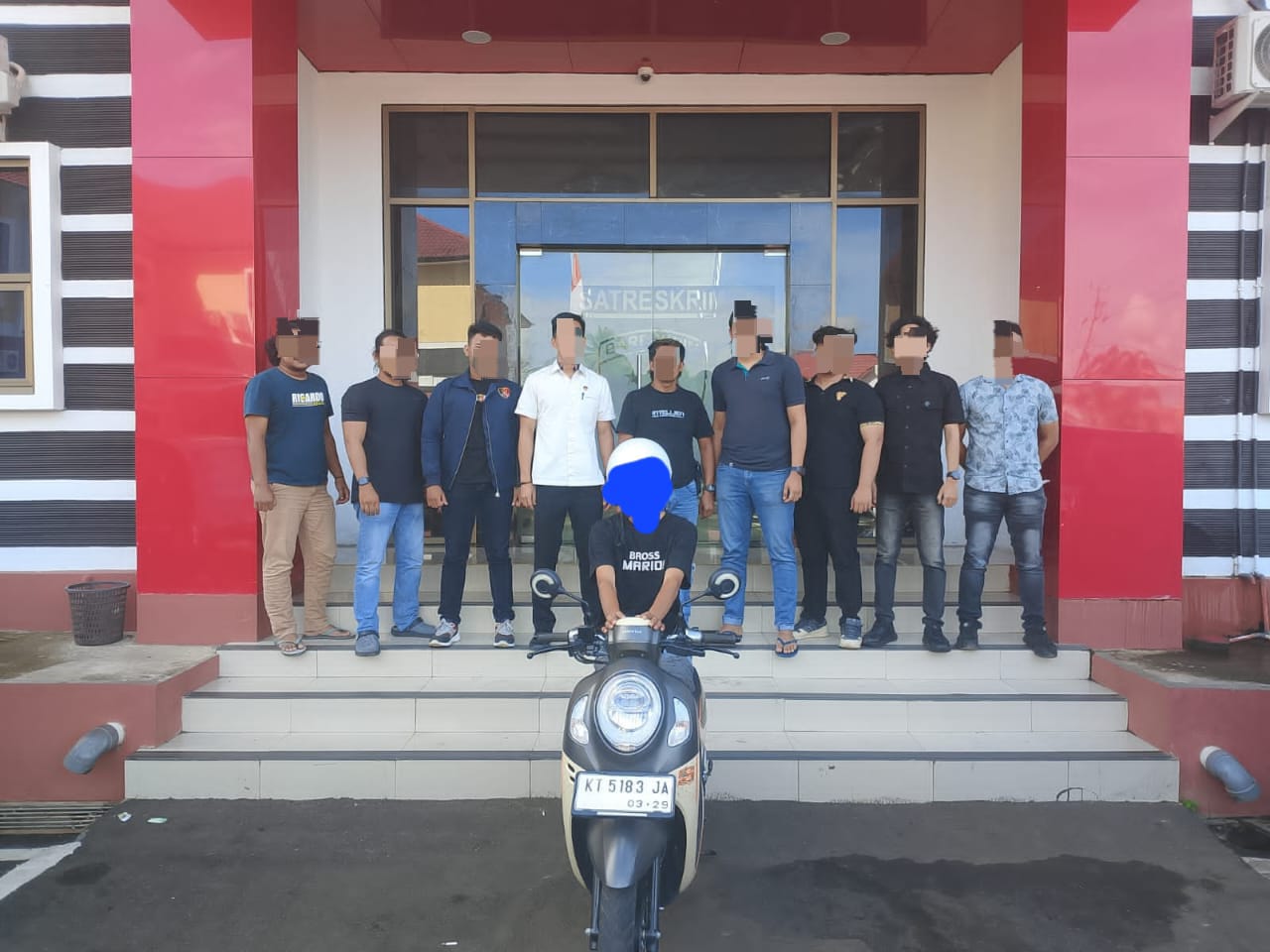 DIAMANKAN: Terduga pelaku aksi asusila di sejumlah lokasi di Paser berhasil ditangkap polisi saat membeli makan di Kecamatan Tanah Grogot.