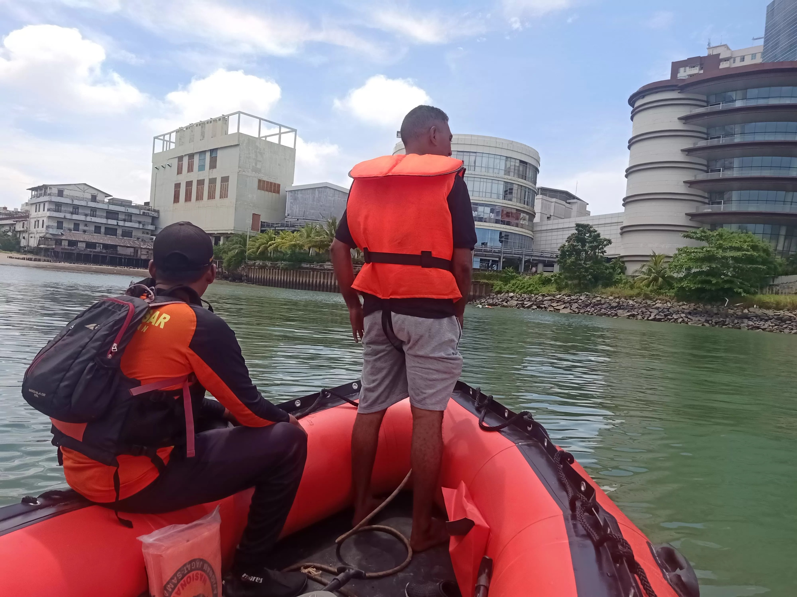 Tim SAR Gabungan secara insentif melakukan pencarian Izmael Abraham di perairan belakang Apartemen Borneo Bay