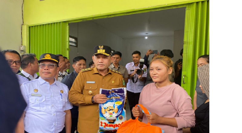 Wagub memberi bantuan kepada korban.