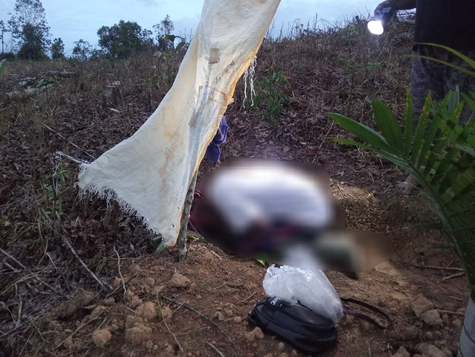 Penemuan jenazah S di kebun sawitnya, Desa Kota Bangun III, Kota Bangun Darat (Ist/Polsek Kota Bangun)