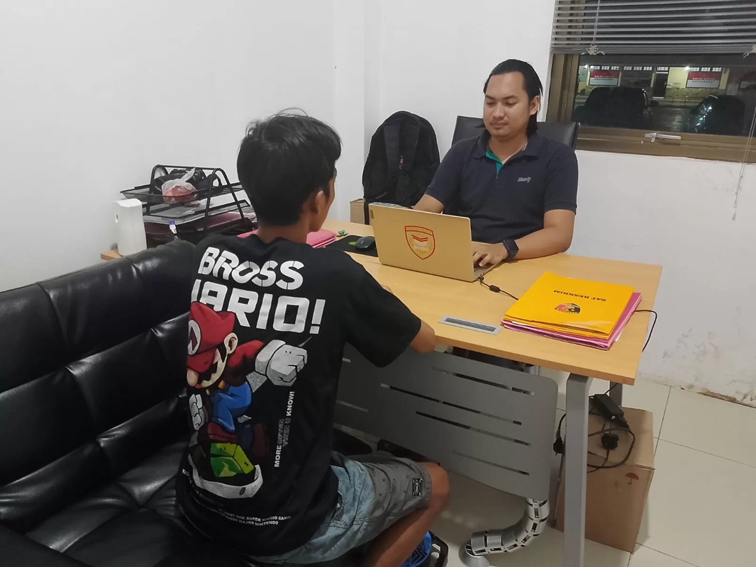 Seorang karyawan toko pakaian berinisial AS (22) ditangkap atas dugaan pelecehan terhadap sejumlah perempuan yang sedang jogging di Stadion Sadurengas, Tanah Grogot.(FOTO:TOMI/PASER POS)