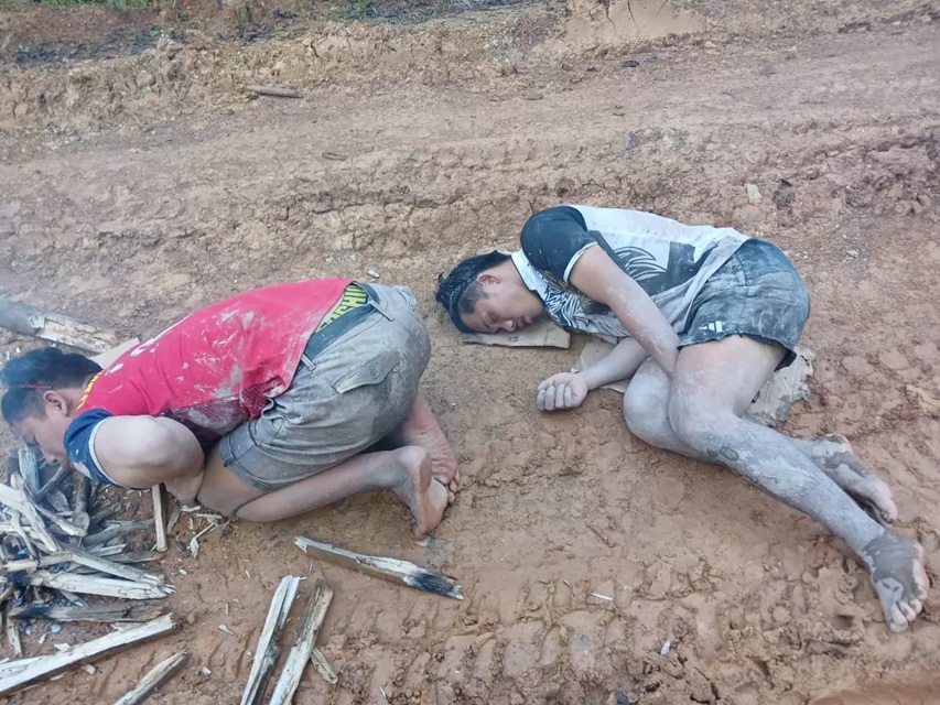 TERLELAP: Sopir pengangkut Sembako ke Krayan Selatan menginap ditengah jalan karena mobil rusak akibat kondisi jalan.