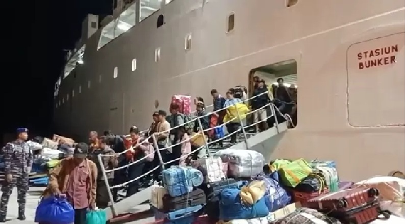 Puluhan calon PMI tak berdokumen diamankan lagi kemudian diserahkan ke BP3MI. FOTO: DOK BAKAMLA RI