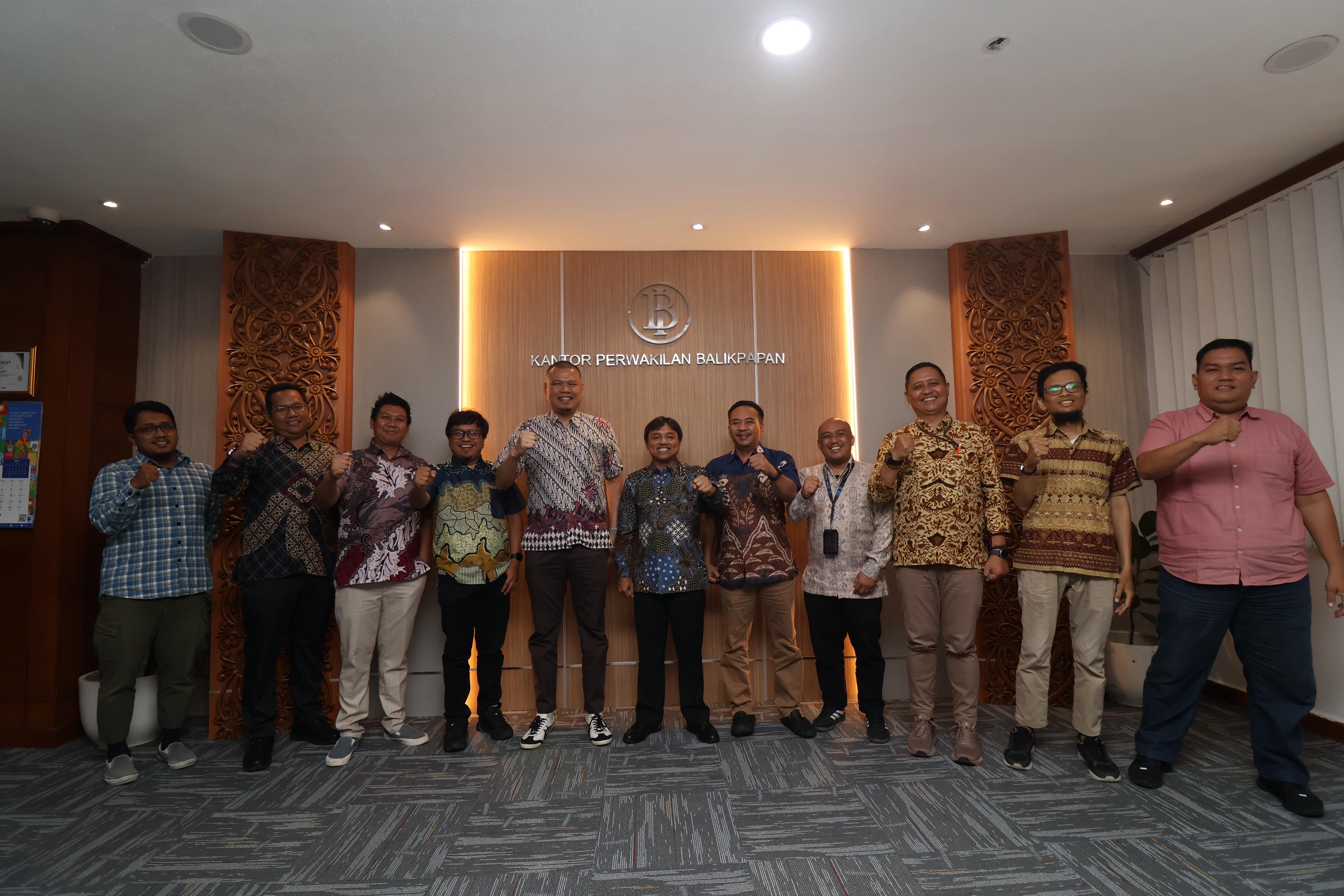 KUNJUNGAN : Manajemen Kaltim Post Group bertemu jajaran KPwBI Balikpapan yang diterima Kepala Perwakilan BI Balikpapan Robi Ariadi (enam kiri), Jumat, 16 Mei 2025.