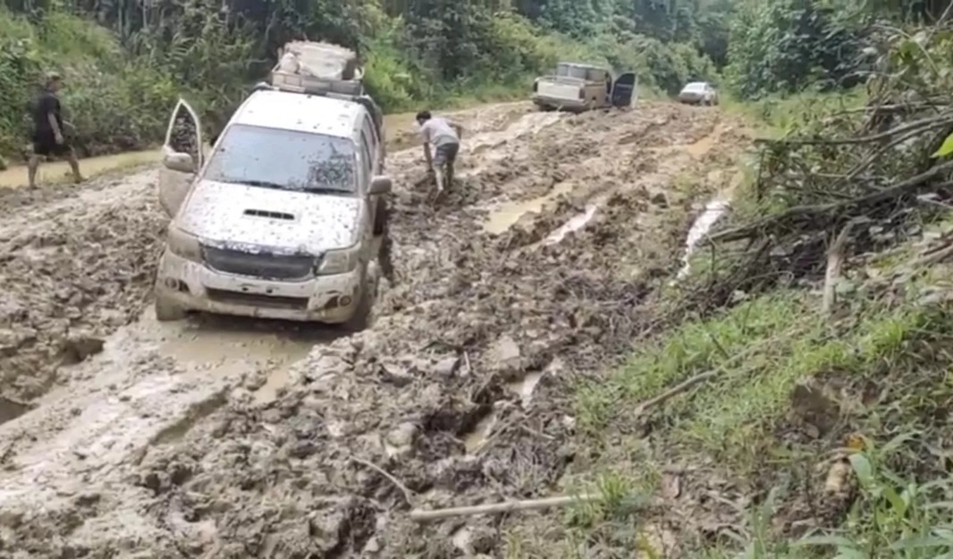 Kendaraan yang mengangkut kebutuhan masyarakat mengalami kerusakan dikarenakan jalan yangg dilalui rusak parah.