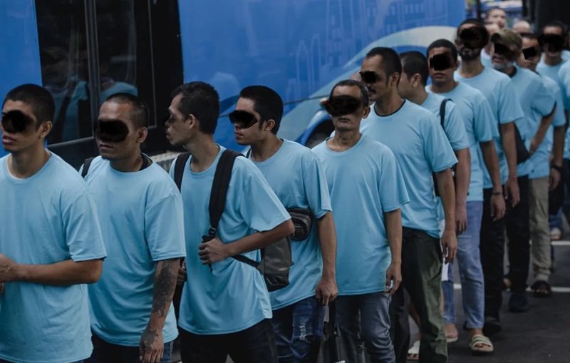 Sejumlah pekerja migran Indonesia (PMI) antre masuk ke dalam bus setibanya di terminal kedatangan Pelabuhan Internasional Batam Centre, Batam, Kepulauan Riau.(ANTARA FOTO/Teguh Priha)