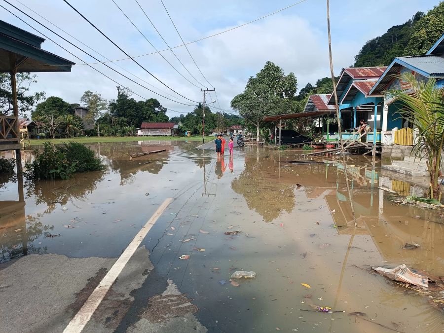 BANJIR: Luapan air yang susah menggenangi pada satu titik di Tanjung Palas. FOTO: IWAN K/RADAR TARAKAN