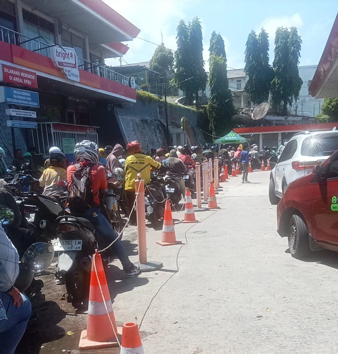 Antrean di SPBU kawasan Sepinggan, Senin (19/5) pukul 13.30 Wita.
