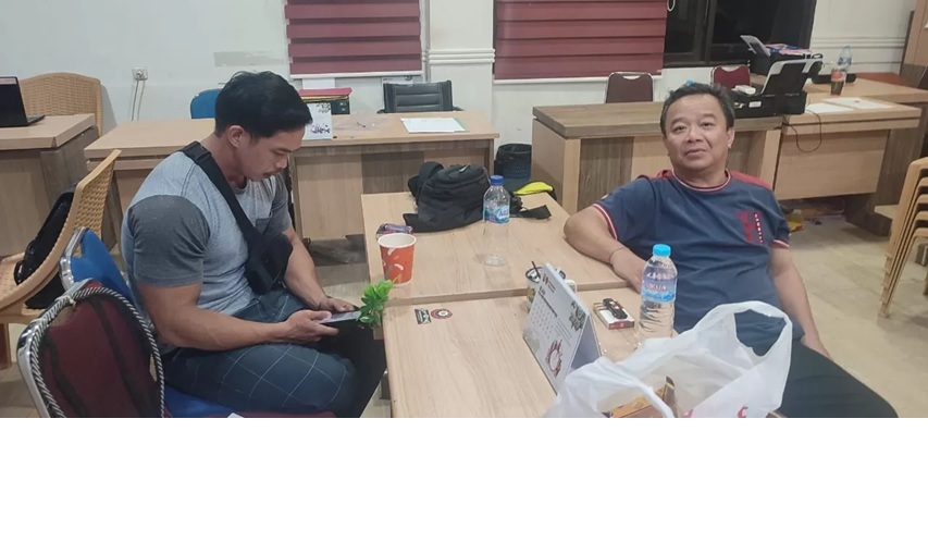 Direktur Utama PT Ihyatour Travel, Heru Wijaryadi (kanan) saat diamankan polisi setelah sekian bulan buron.