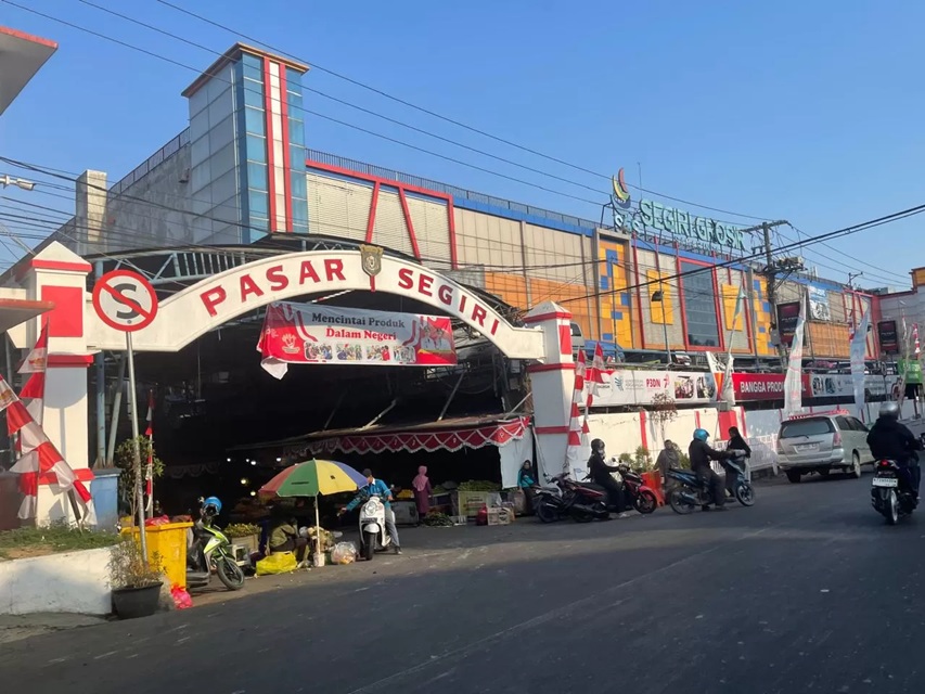 PERBAIKAN FASILITAS. Sanitasi dan pengelolaan limbah Pasar Segiri segera dibenahi secara keseluruhan. (MELI/SAPOS)