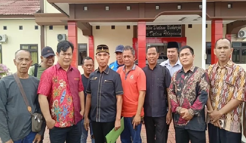 Pengurus APHKB menyerahkan surat pemberitahuan rencana aksi damai di Polres Kubar. (ISTIMEWA)