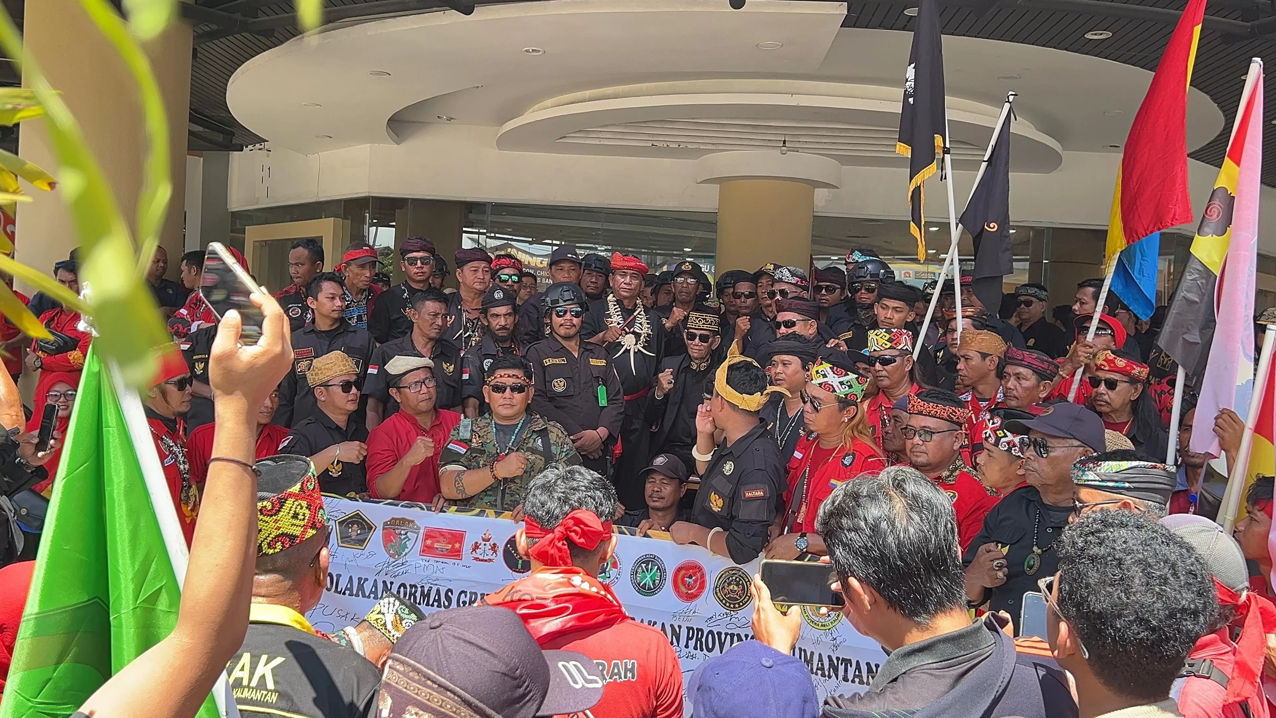 Suasana saat Aliansi Ormas Lokal se-Tarakan melakukan aksi damai. FOTO: AGUS DIAN ZAKARIA/RADAR TARAKAN