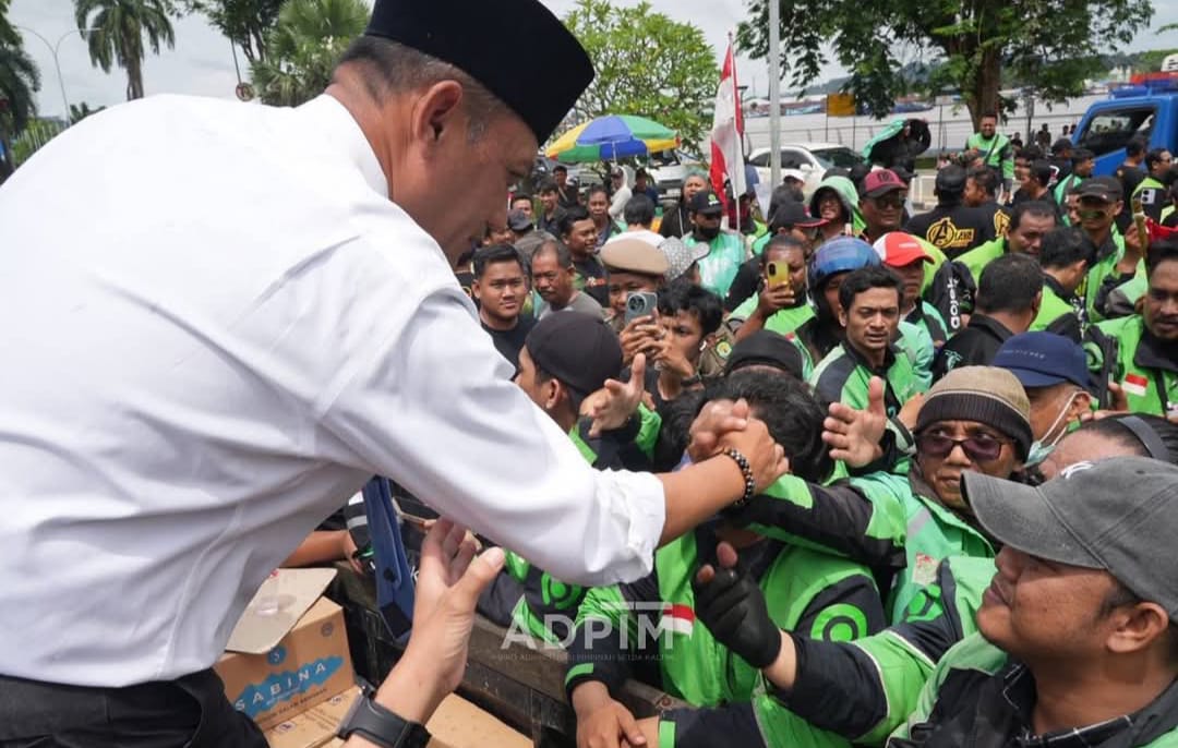 Seno dengan para Ojol.