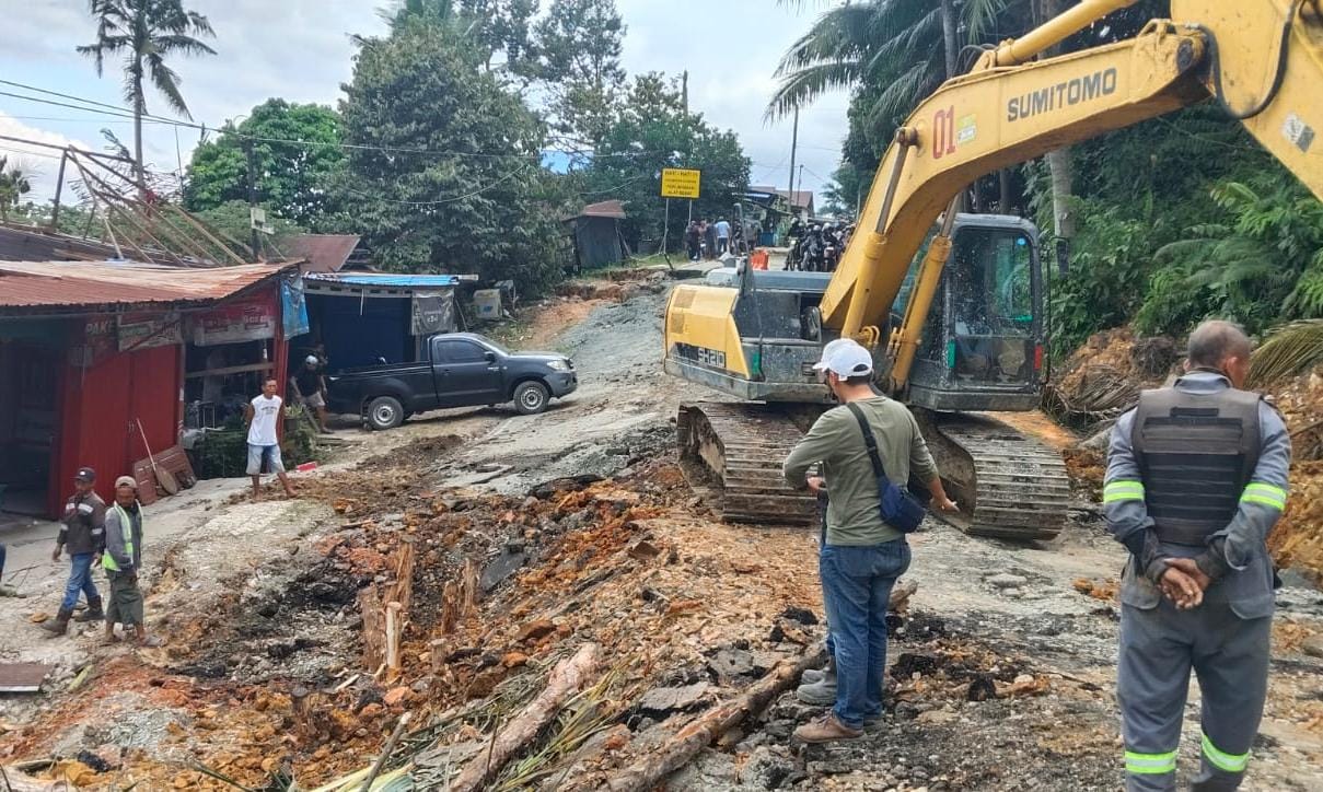 Kondisi jalan longsor di KM 28 Samarinda-Balikpapan di Desa Batuah, Loa Janan (Ist/BBPJN Kaltim)