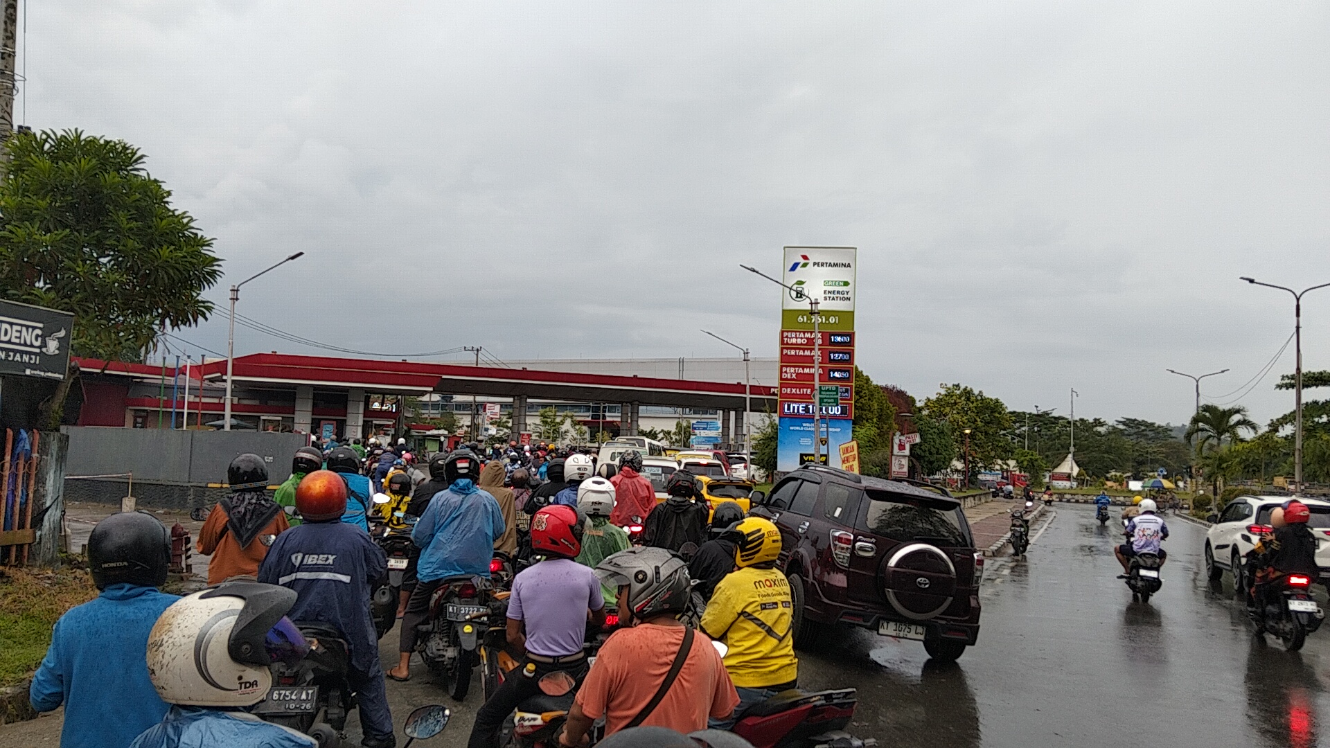 Situasi antrean di SPBU Karang Anyar, Selasa (20/5) pagi.