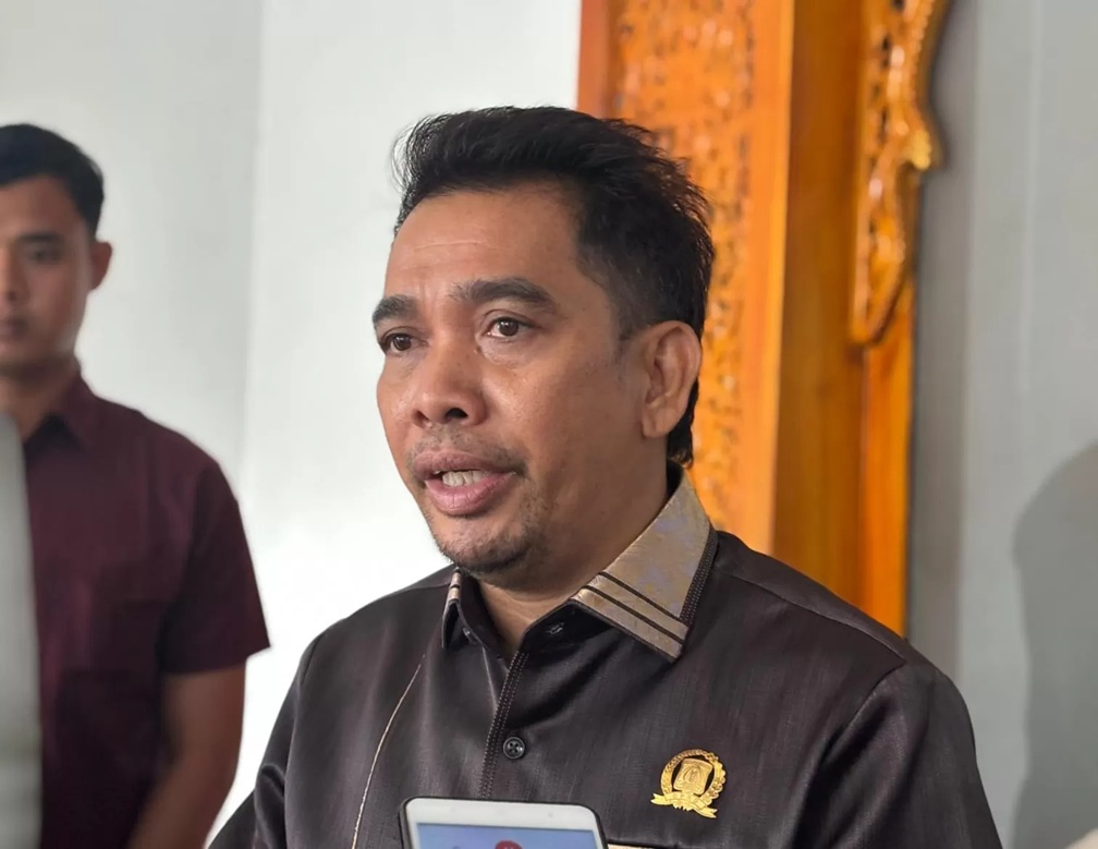 Ketua DPRD Balikpapan Alwi Al Qadri memberikan keterangan kepada wartawan usai RDP