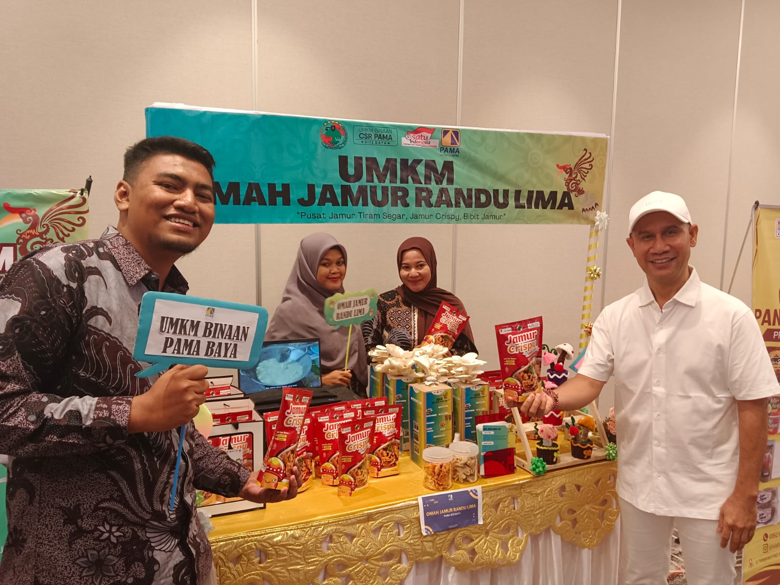 SAMBANGI : Ajik Krisna (baju putih) didampingi Csr Officer PAMA Baya, Rifauzar menyambangi UMKM binaan PAMA Baya dari bahan olahan jamur di PAMA Awards 2025.
