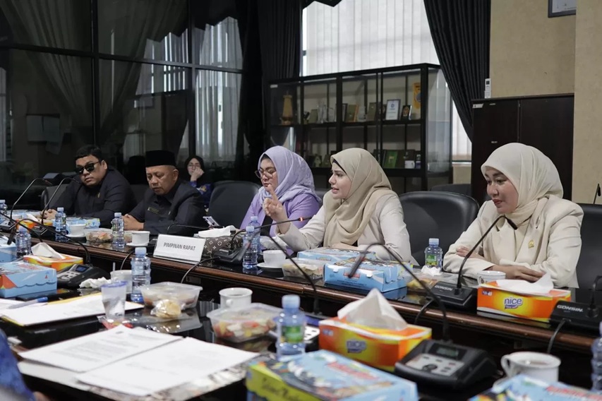 DIMINTAI PENJELASAN: Komisi IV DPRD Kalsel memanggil Dinas Pendidikan dan Kebudayaan Kalsel, termasuk Kepala SMAN 1 Sungai Tabuk Elly Agustina karena menggelar perpisahan siswa di THM. (Muhammad Oscar