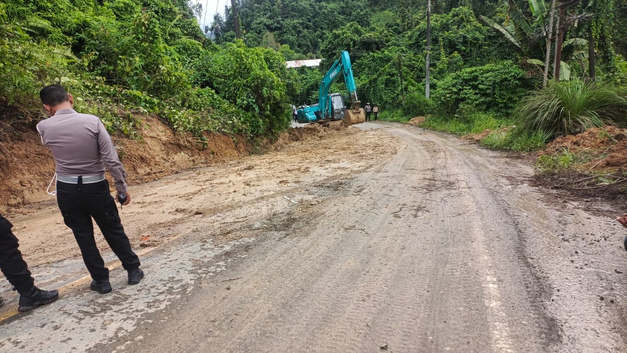 DIBERSIHKAN: Ruas jalan poros Berau-Bulungan yang sempat tertimbun longsor pada Rabu, 21 Mei 2025, sudah bisa dilalui.