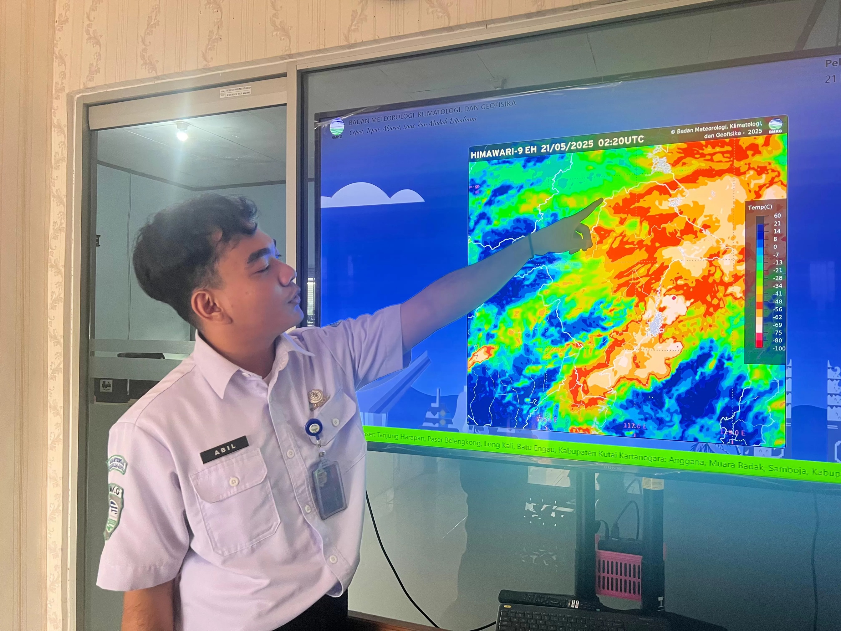 PERKIRAAN CUACA. Staf BMKG Abil membaca prediksi intensitas hujan di Samarinda, Rabu (21/5/2025). (MELI/SAPOS)