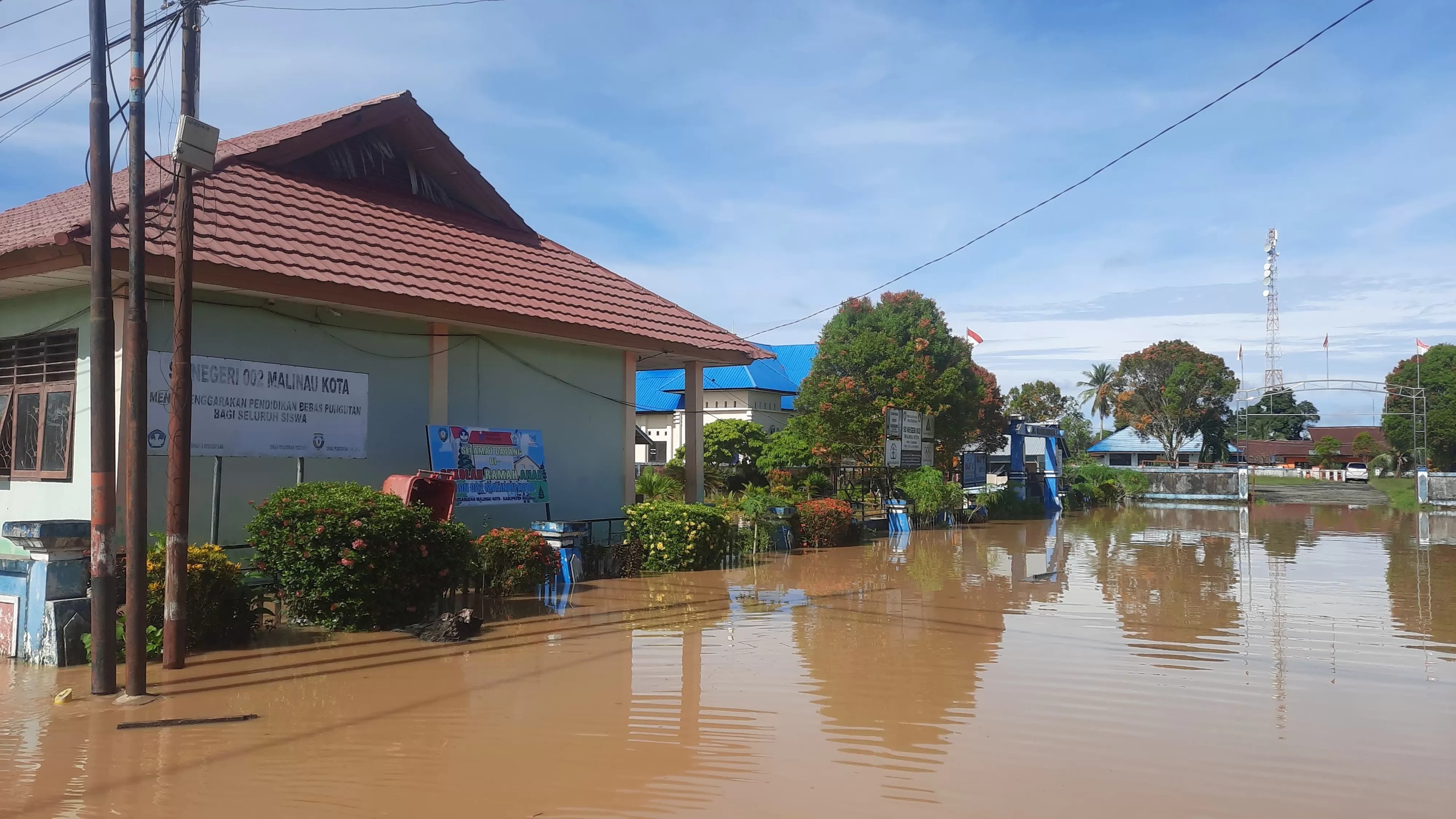 DARURAT: Kondisi SDN 002 Malinau Kota yang teredam banjir selama beberapa hari. FOTO:DIPA/RADAR TARAKAN