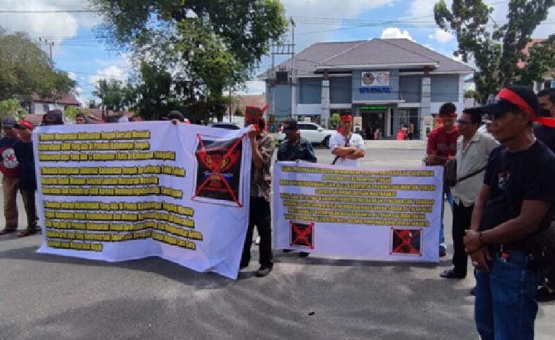 MENOLAK: Sejumlah warga dari Aliansi Masyarakat Kalimantan Tengah Bersatu saat menggelar aksi damai di Jalan G Obos, Senin (19/5).DODI/RADAR SAMPIT