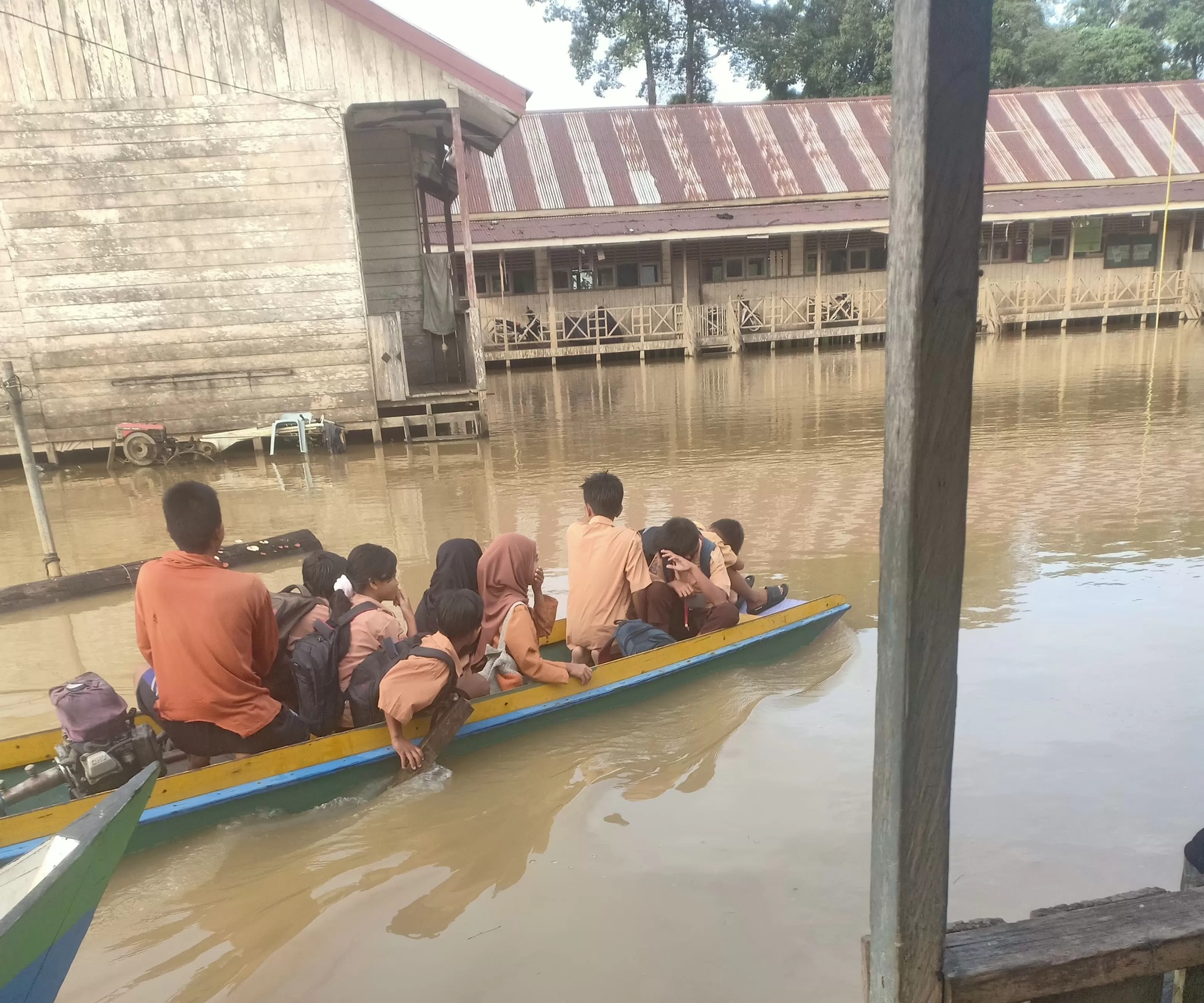 Luapan air sungai Sembakung sejak Selasa (20/5) hingga saat ini terus naik. Sehingga merendam sejumlah fasilitas pendidikan dan fasilitas umum di tiga desa.