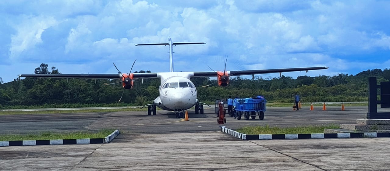 KINI TIAP HARI: Pesawat milik Maskapai Wing Air saat mendarat di Bandara Melalan Melak, Kubar.