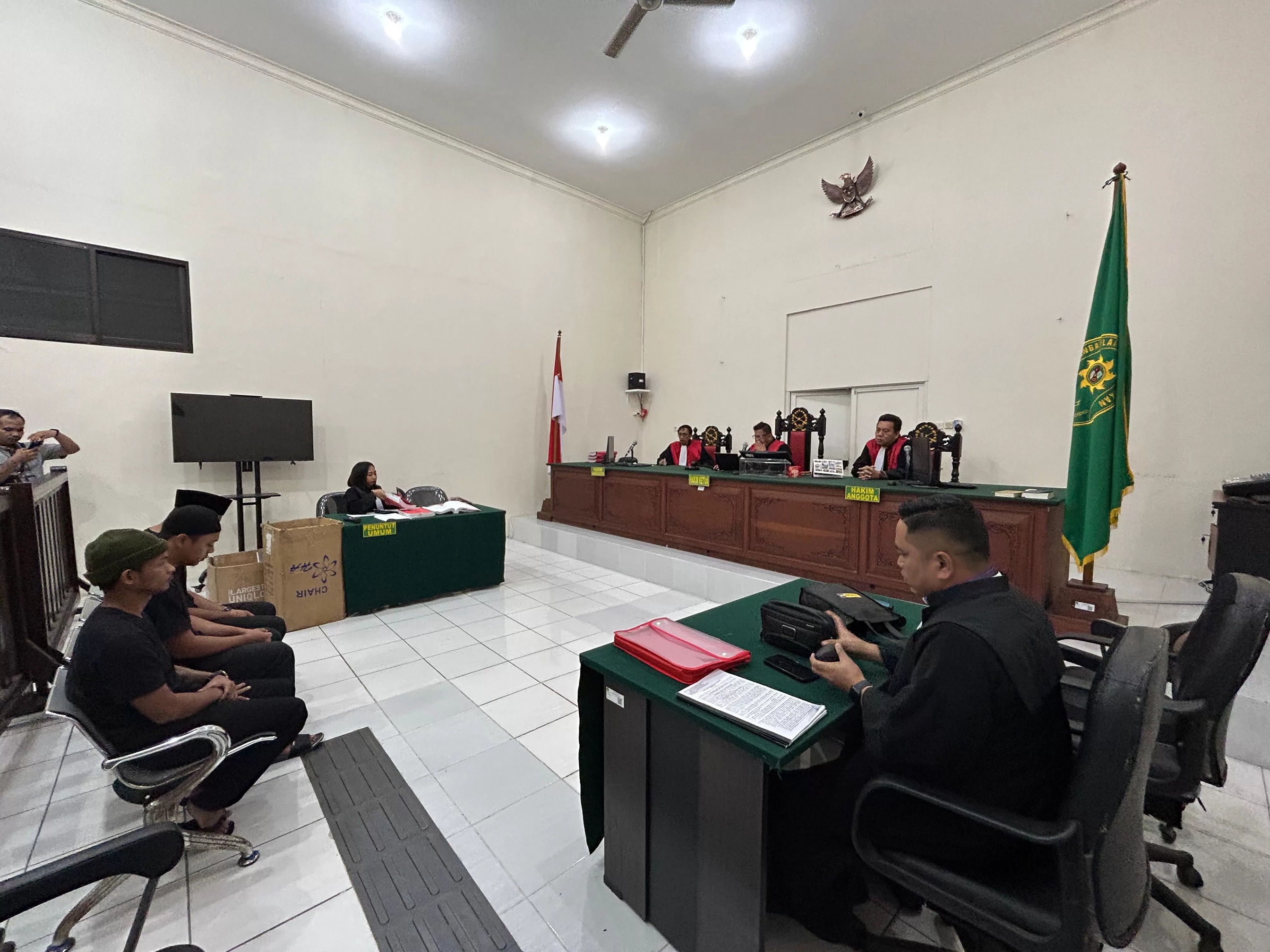 BERSAKSI: Ketiga terdakwa yang saling bersaksi di PN Tarakan pada Kamis (22/5).