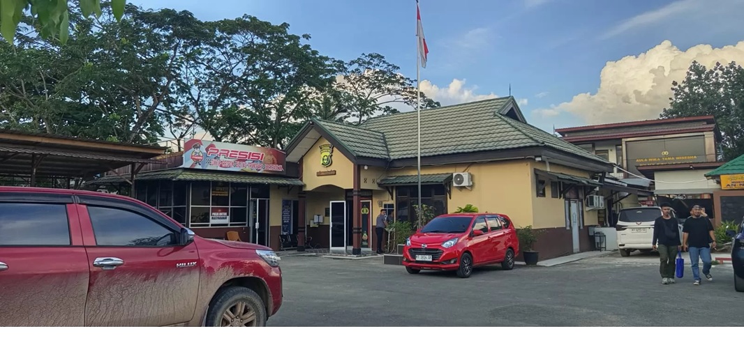 Kasus dugaan perundungan yang dilakukan siswi kembar salah satu SMP resmi dilaporkan di Polsek Kunjang.