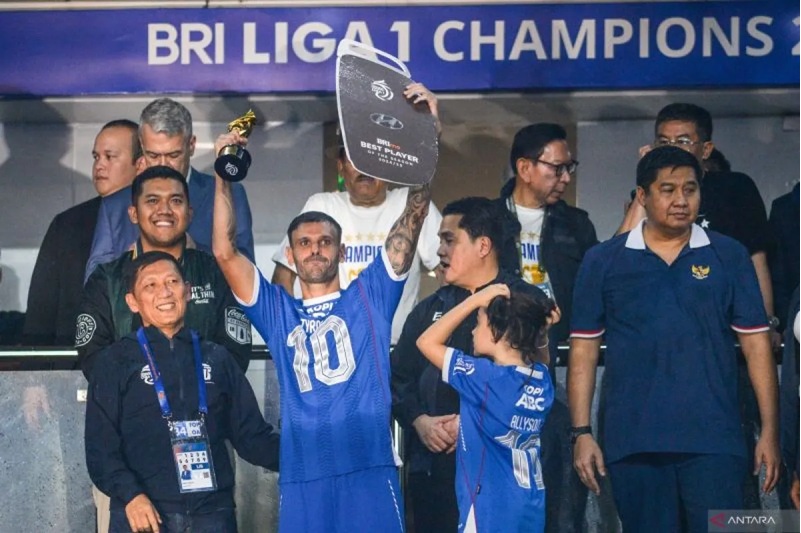 Ketua PSSI Erick Thohir (kedua kanan) bersama Direktur PT. LIB, Ferry Paulus (kiri) memberikan penghargaan kepada pesepak bola Persib Tyronne Del Pino (tengah).