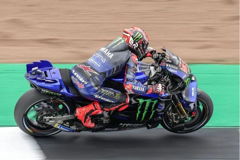 Pembalap Yamaha Fabio Quartararo mencatat hattrick pole position pada MotoGP musim ini. Quartararo menjadi yang tercepat pada sesi kualifikasi GP Inggris yang berlangsung di Sirkuit Silverstone.