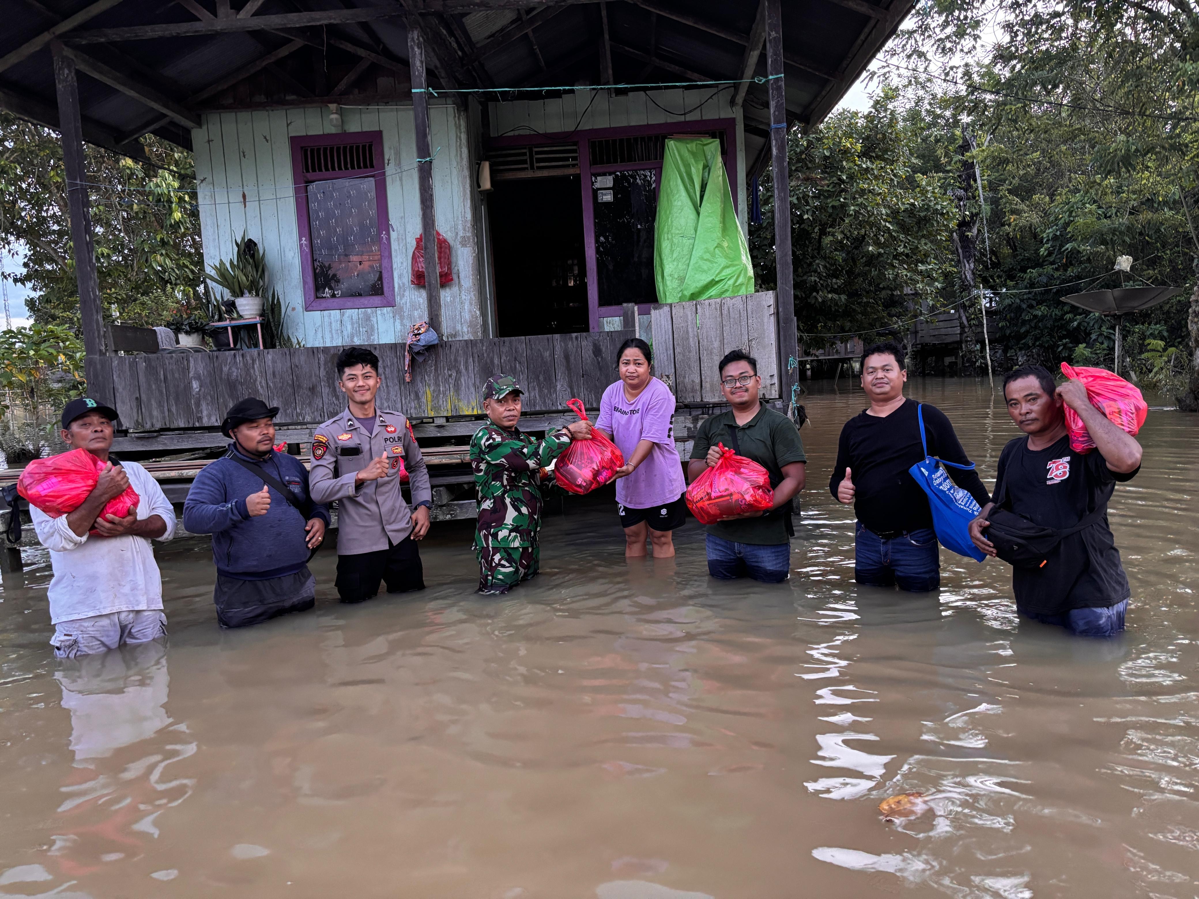 PEDULI SESAMA: Manajemen PT KED bersama TNI-Polri dan pihak terkait menyerahkan bantuan untuk korban banjir di Desa Jakluay, Wahau, Kutim, Kamis, 22 Mei 2025.