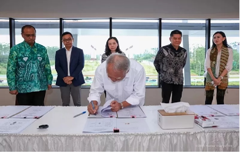 Kepala OIKN, Basuki Hadimuljono, saat meneken kerja sama dengan enam perusahaan swasta untuk investasi total Rp 3,65 triliun.FOTO: Humas IKN