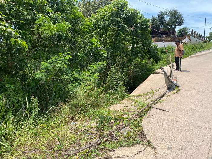 AMBLES: Titik kerusakan di Jalan Raja Alam II, Teluk Bayur, Kabupaten Berau, Kaltim.