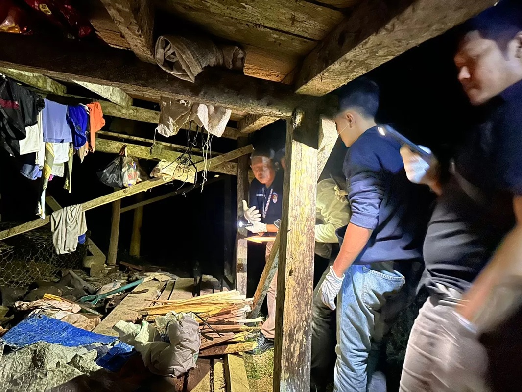 Sejumlah personel kepolisian melakukan olah TKP di sebuah pondok di km 48 Jalan Poros Bulungan.