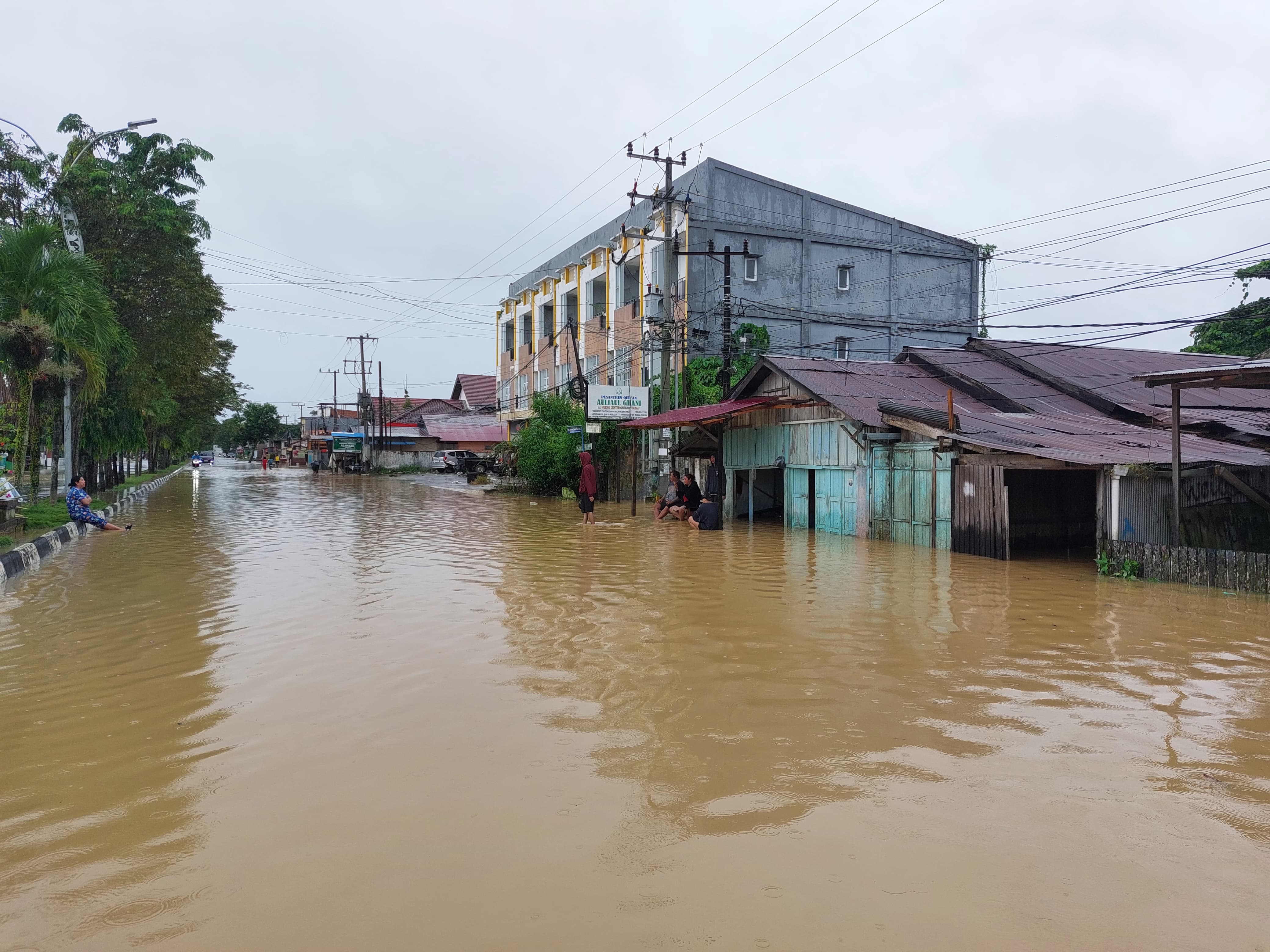 TERENDAM: Hujan sejak pagi merendam permukiman warga Jalan Naga Tenggarong, Kukar (Elmo/Prokal.co)