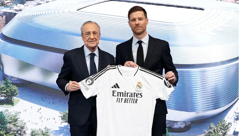Pelatih anyar Real Madrid Xabi Alonso (kanan) berfoto bersama presiden klub Florentino Perez (kiri). (www.realmadrid.com)