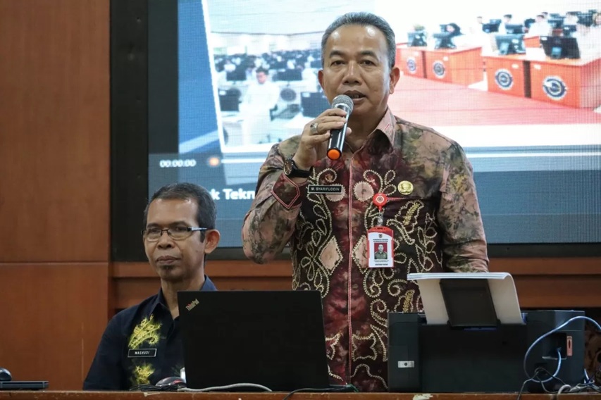 TIDAK DICOPOT: Plt Kepala Dinas Pendidikan dan Kebudayaan Kalsel M Syaripuddin hanya memberikan teguran tertulis Kepala SMAN 1 Sungai Tabuk Elly Agustina. (Foto: Dokumen Radar Banjarmasin)