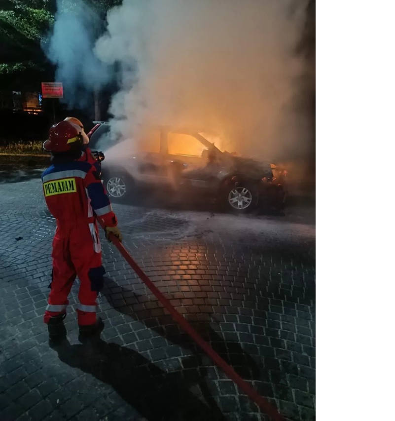 BPBD Kota Balikpapan mengerahkan dua unit armada pemadam kebakaran untuk memadamkan kebakaran mobil.